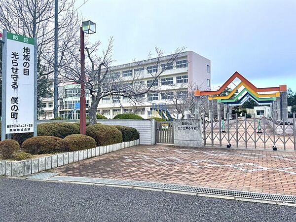 五ケ丘東小学校まで　383m　徒歩約5分●◎スローガン「一生懸命がかっこいい！」校門から続く「橙」「青」「緑」「黄色」水色」の五つのアーチ、ビオトープから臨む円形ホールがあります。