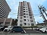 外観：大通りから離れた静かな住宅街。緑豊かな公園も近くに有ります