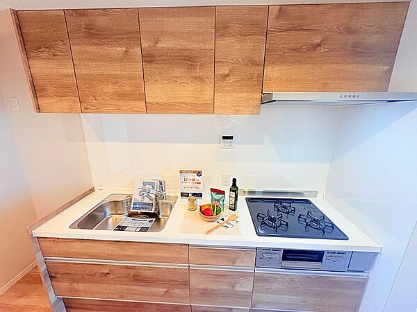 木目を基調とした温かみのあるデザインのシステムキッチン