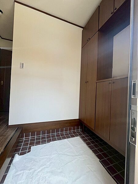 飾り棚付き玄関