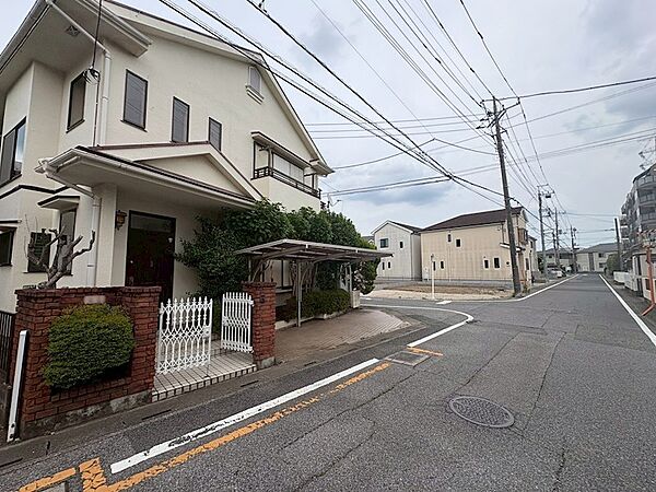 前面道路含む外観