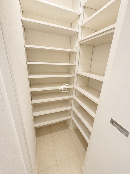 シューズインクローゼット(実際の室内写真をもとに、家具・家財等を画像加工により消去したイメージ写真です。)