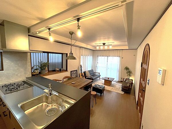 駅近の戸建てモデルハウスを当時のこだわりの建具やデザインを活かしながら最新設備でフルリノベーションしました。
