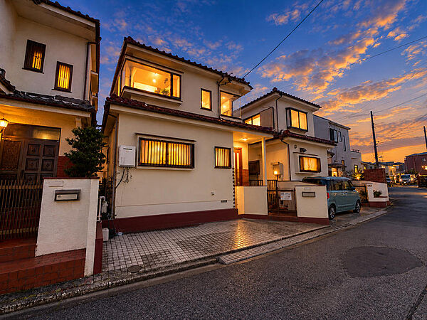 夕暮れの街並みに、窓からこぼれる温かな明かり。「ただいま」と帰るのが楽しみになる、そんな我が家で新しい暮らしを始めませんか。※掲載画像は実際の外観写真をもとにCG加工したイメージです。