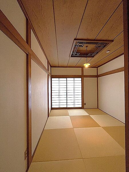 レトロな建具と市松模様のリノベーション畳が美しい和室。落ち着きのあるくつろぎ空間です。