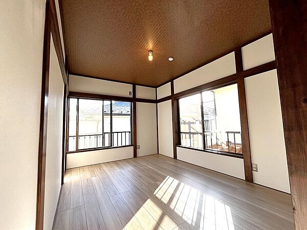 木の温もりと光に包まれる、上質な和モダン空間。