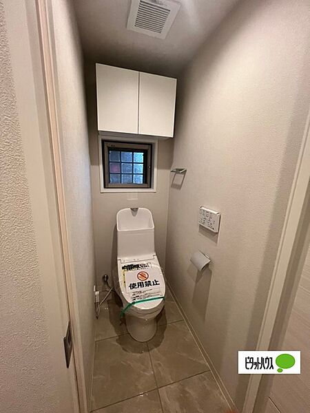 小窓付きのトイレで明るい印象