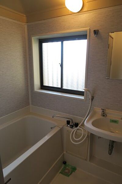 画像7:窓のある明るい浴室です。