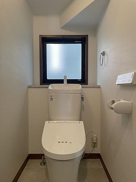 1階トイレ。便器、洗浄機能付き便座新調。床ＣＦ張替え