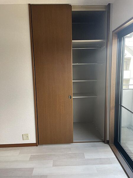 各居室にクローゼット収納がございます