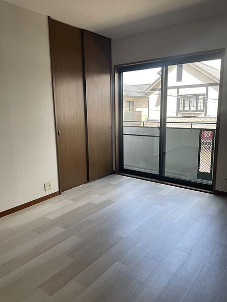 洋室６帖。床フロアタイル新調