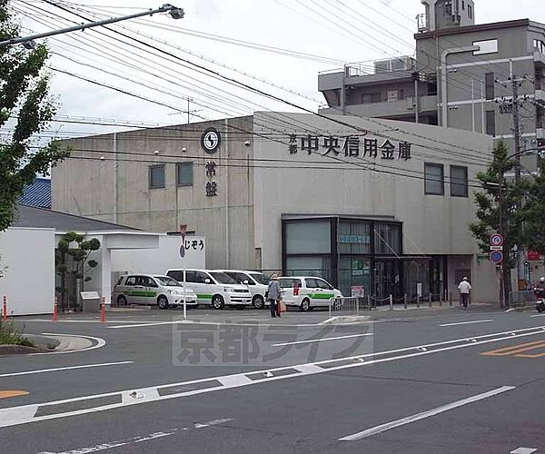 画像6:京都中央信用金庫 常盤支店まで228m 丸太町山越の交差点を西にいったところにございます。丸太町通り沿い南側。