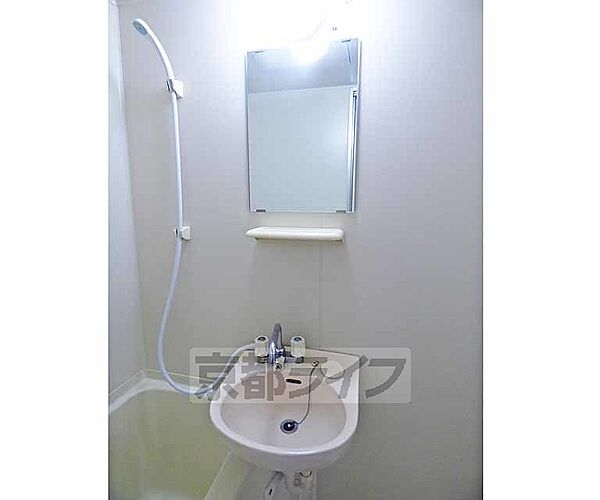 画像8:鏡付きの洗面所です。