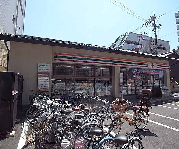 画像26:セブンイレブン京都西院駅東店まで121m 西大路四条の交差点の南の方向にございます。