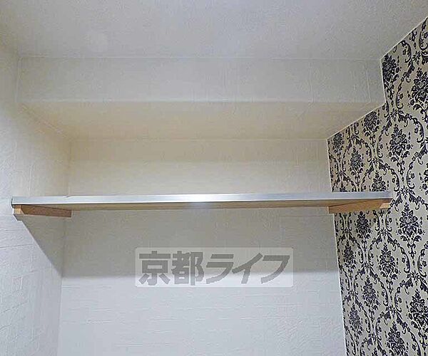 画像27:トイレの上部に棚が設置されています。