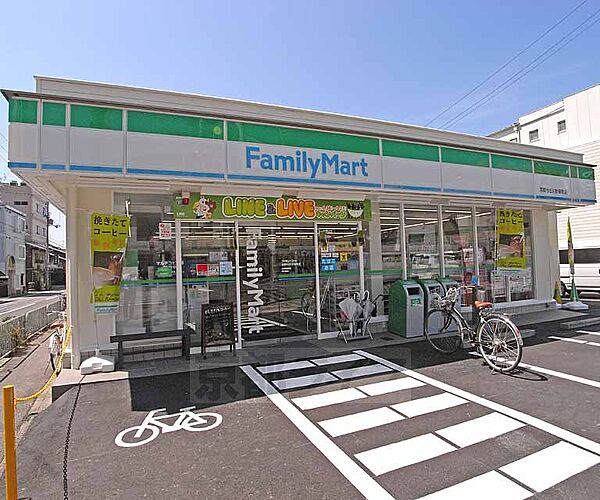 画像12:ファミリーマート京都今出川針屋町店まで98m 敷地内ガレージ付でお車でのご利用も楽々。
