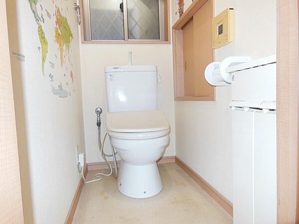 １Fウォシュレット付きトイレです。収納も有ります。