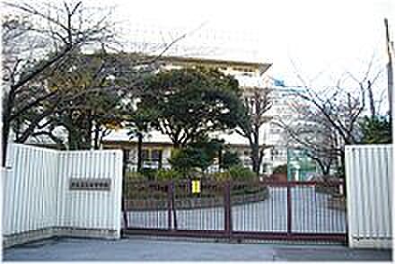港区立三田中学校（1368m）