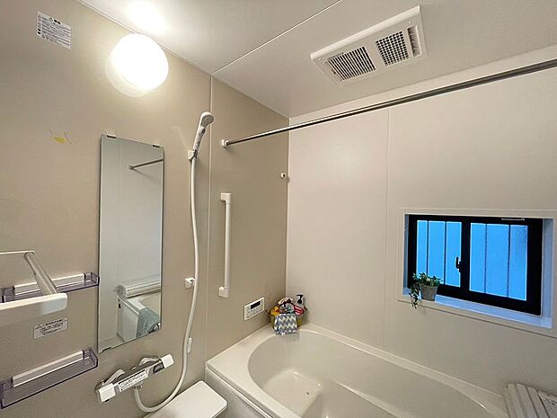 内装〜bathroom〜　 浴室には窓！浴室は湿気がたまりやすく、換気扇だけではどうしてもカビが出やすいです 1号棟  