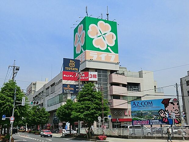 スーパー 1900m ライフ吉川駅前店