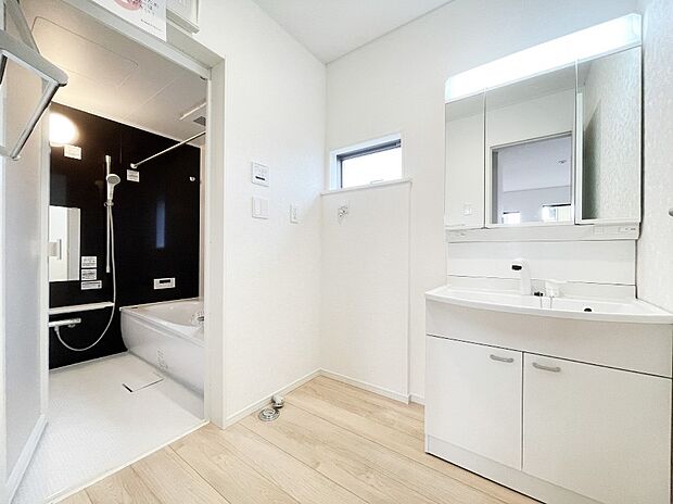 内装〜washroom〜　 毎日の身だしなみを整えやすく、鏡の後ろの収納スペースに散らかりやすい小物等を整理整頓出来ます。