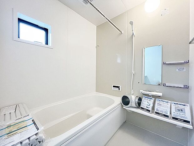 内装〜bathroom〜　 浴室には窓！浴室は湿気がたまりやすく、換気扇だけではどうしてもカビが出やすいです 　1号棟