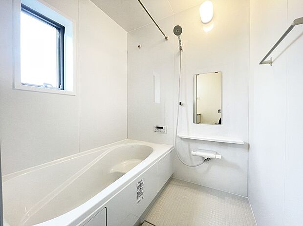 内装〜bathroom〜　 浴室には窓！浴室は湿気がたまりやすく、換気扇だけではどうしてもカビが出やすいです　2号棟  