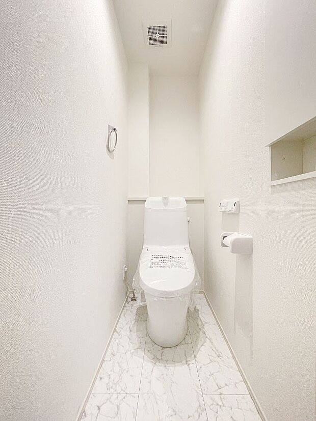 内装〜toilet〜綺麗・スッキリ・快適なウォシュレット付トイレでくつろげる空間です。1号棟