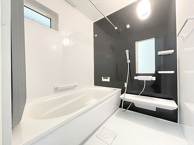 内装〜bathroom〜　 浴室には窓！浴室は湿気がたまりやすく、換気扇だけではどうしてもカビが出やすいです　3号棟 