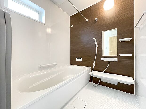 内装〜bathroom〜　 浴室には窓！浴室は湿気がたまりやすく、換気扇だけではどうしてもカビが出やすいです 　2号棟 