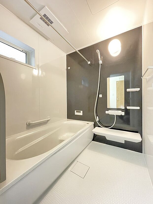 内装〜bathroom〜　 浴室には窓！浴室は湿気がたまりやすく、換気扇だけではどうしてもカビが出やすいです 　1号棟 