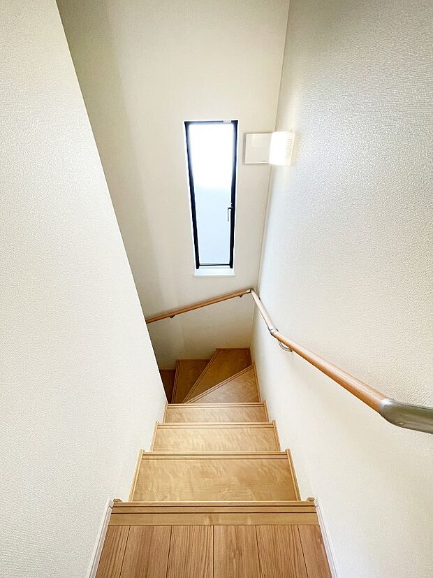 内装〜staircase〜窓から光が差し込む明るい階段1-F号棟