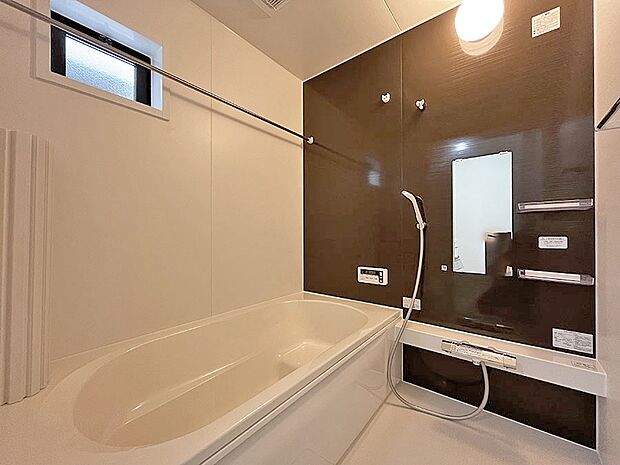 内装〜bathroom〜　 浴室には窓！浴室は湿気がたまりやすく、換気扇だけではどうしてもカビが出やすいです　4号棟 