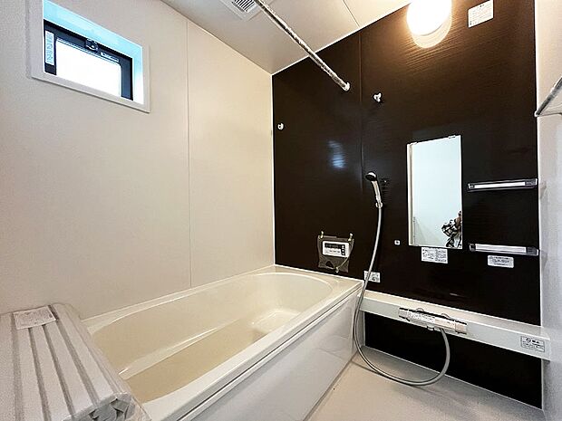 内装〜bathroom〜　 浴室には窓！浴室は湿気がたまりやすく、換気扇だけではどうしてもカビが出やすいです　1号棟   