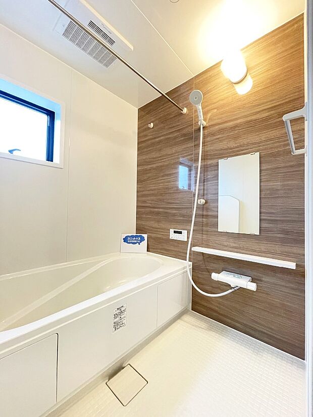 内装〜bathroom〜　 浴室には窓！浴室は湿気がたまりやすく、換気扇だけではどうしてもカビが出やすいです  2号棟 