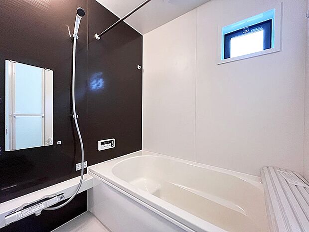 内装〜bathroom〜　 浴室には窓！浴室は湿気がたまりやすく、換気扇だけではどうしてもカビが出やすいです 　2号棟