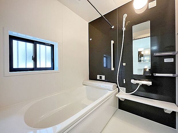 内装〜bathroom〜　 浴室には窓！浴室は湿気がたまりやすく、換気扇だけではどうしてもカビが出やすいです 2号棟