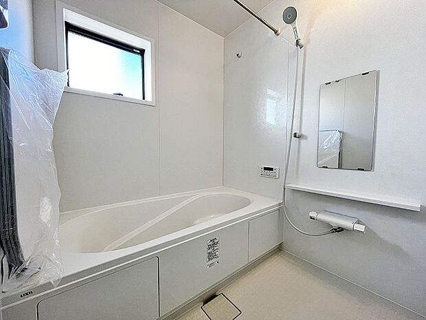 内装〜bathroom〜　 浴室には窓！浴室は湿気がたまりやすく、換気扇だけではどうしてもカビが出やすいです   　4号棟