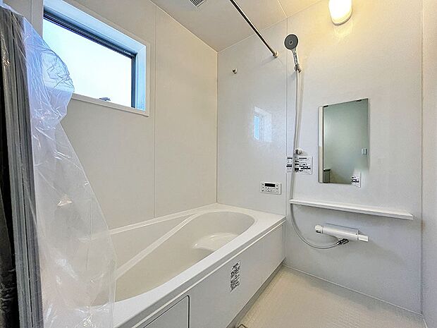 内装〜bathroom〜　 浴室には窓！浴室は湿気がたまりやすく、換気扇だけではどうしてもカビが出やすいです 　1号棟