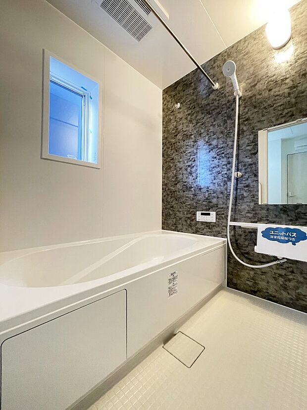 内装〜bathroom〜　 浴室には窓！浴室は湿気がたまりやすく、換気扇だけではどうしてもカビが出やすいです 　3号棟