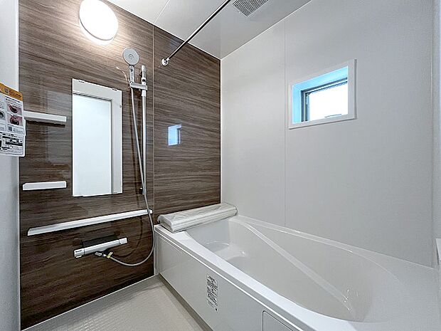 内装〜bathroom〜　 浴室には窓！浴室は湿気がたまりやすく、換気扇だけではどうしてもカビが出やすいです  　2号棟