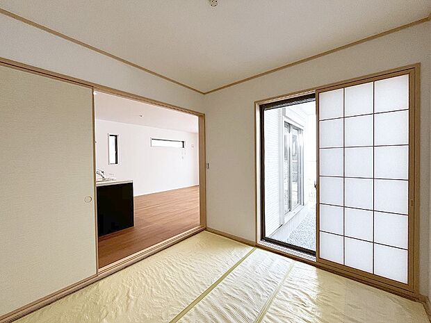 内装〜Japanese‐style room〜 お客様がいらした時、お子様の遊び場、寝室など和室があるのは嬉しいですね  　2号棟