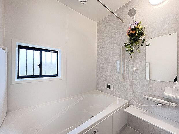 内装〜bathroom〜　 浴室には窓！浴室は湿気がたまりやすく、換気扇だけではどうしてもカビが出やすいです  　M号棟