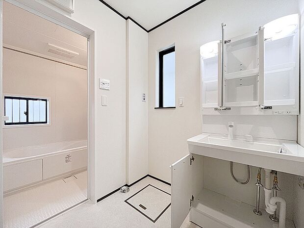 内装〜washroom〜　 毎日の身だしなみを整えやすく、鏡の後ろの収納スペースに散らかりやすい小物等を整理整頓出来ます。 　M号棟