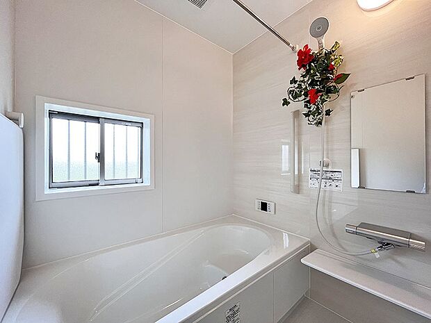 内装〜bathroom〜　 浴室には窓！浴室は湿気がたまりやすく、換気扇だけではどうしてもカビが出やすいです  　Ｋ号室