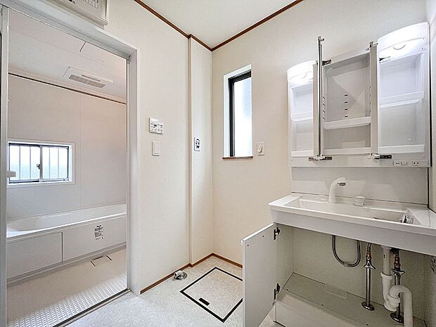 内装〜washroom〜　 毎日の身だしなみを整えやすく、鏡の後ろの収納スペースに散らかりやすい小物等を整理整頓出来ます。 　Ｋ号室