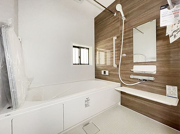 内装〜bathroom〜　 浴室には窓！浴室は湿気がたまりやすく、換気扇だけではどうしてもカビが出やすいです 