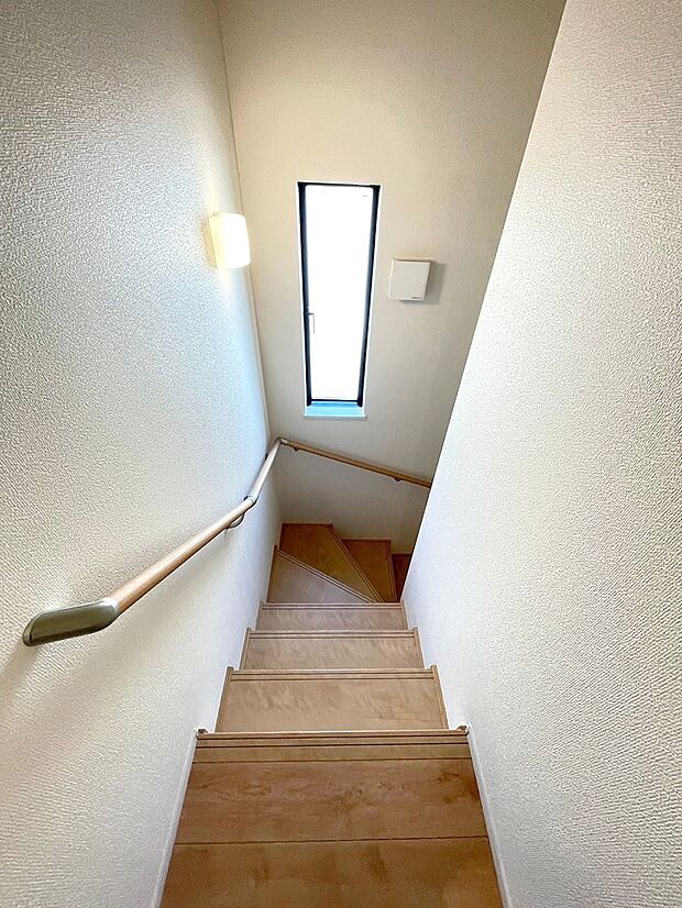 内装〜staircase〜 安全面に配慮、手すり付階段 　1号棟