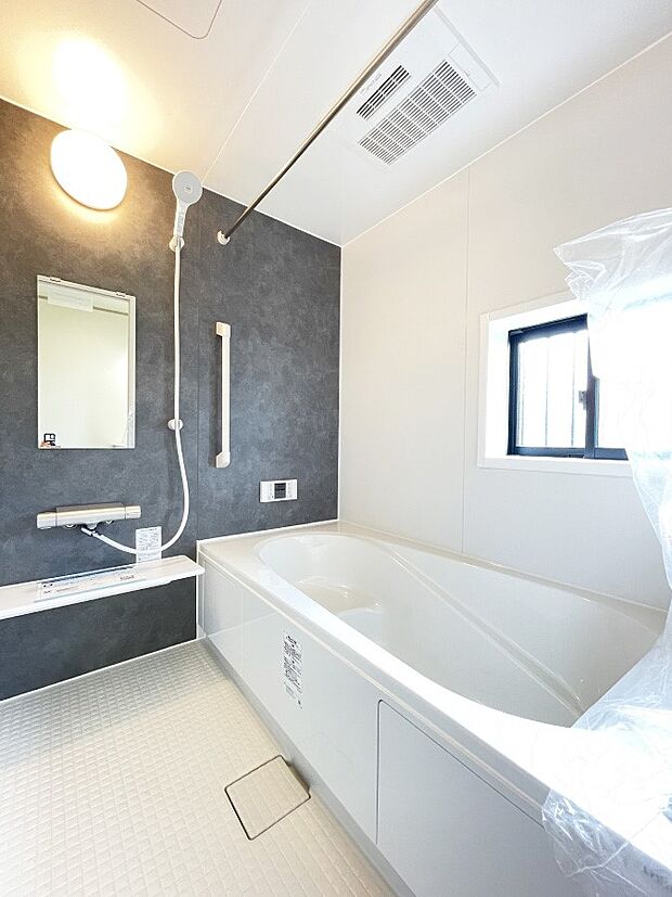 内装〜bathroom〜　 浴室には窓！浴室は湿気がたまりやすく、換気扇だけではどうしてもカビが出やすいです 2号棟  