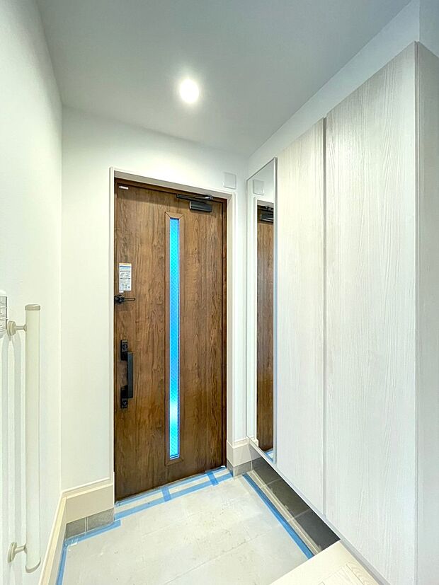 内装〜entrance〜　玄関収納で、散らかりやすい玄関もスッキリ。 